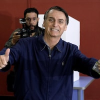 Jair Bolsonaro, candidat de l'extrême droite brésilienne, frôle dimanche soir une victoire dès le premier tour de l'élection présidentielle, les premiers résultats officiels le créditant de 49% des voix.