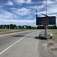 Un panneau de signalisation électronique en bordure de la route indique la fermeture de la bretelle d'accès à l'autoroute 55 sud.