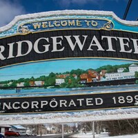Une affiche de la ville de Bridgewater en Nouvelle-Écosse sous la neige.