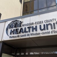 Enseigne sur la façade du Bureau de santé publique de Windsor-Essex.