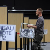 Les préparatifs sont en cours dans les bureaux de vote en vue du premier tour de l'élection présidentielle de dimanche en France.
