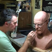 Nick Marra en train de sculpter le buste de Bob Probert.