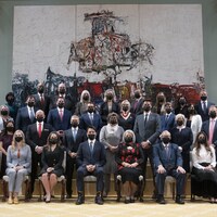 Justin Trudeau pose avec l'ensemble de son Conseil des ministres.