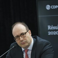 Plan rapproché de Charles Émond en conférence de presse.