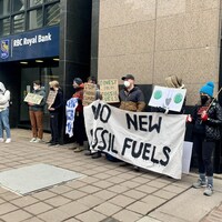 Des jeunes avec des pancartes demandant la fin des énergies fossiles. 