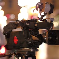 Une caméra de reportage portant le logo de Radio-Canada.