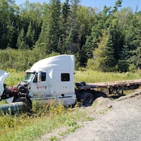 Un camion accidenté sur le bord d'une route.