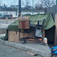 Campement de sans-abri dans Broadway Ouest, à Winnipeg.