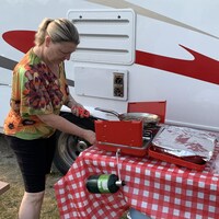 Michelle Warren allume un réchaud de camping.