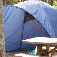 Une tente est dressée sur un terrain de camping.