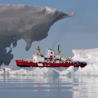 Le brise-glace moyen de la Garde côtière canadienne Henry Larsen à Allen Bay.