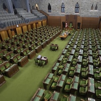 Tous les sièges de la chambre des communes du parlement d'Ottawa sont vides.  