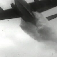Un CF-215 déverse sa cargaison d'eau sur un feu de forêt dans les années 1960.