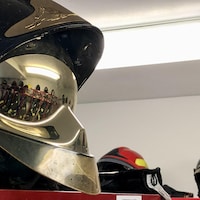 Des casques de pompiers.