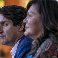 Le premier ministre Justin Trudeau et la cheffe de la Première Nation Tk’emlúps te Secwépemc, Rosanne Casimir. 