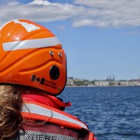 Tous les membres d'équipage des embarcations de sauvetage côtier portent une combinaison, un casque ou encore un gilet de sauvetage en tout temps sur l'eau.