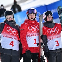 Les trois médaillées olympiques posent pour la photo ensemble.