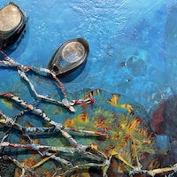 Détails d'une toile qui représente des fonds marins.