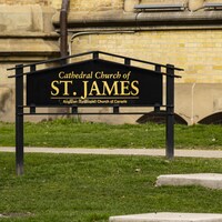L'enseigne de la cathédrale St. James à l'extérieur de l'édifice.