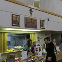 Des personnes autour d'étalages de produits à l'intérieur d'un bâtiment le 26 novembre 2023 à Winnipeg. 