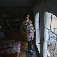 Catherine Boivin, enceinte de 7 mois, dans sa résidence à Odanak (près de Sorel-Tracy).