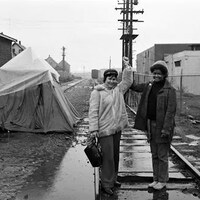 Jean Amos (à gauche), Carolyn Jerome (à droite) et une autre des Militant Mothers de Raymur se tiennent devant une tente dressée sur une voie ferrée à Vancouver, au début des années 1970.