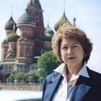 Céline Galipeau posant sur la place Rouge, à Moscou.
