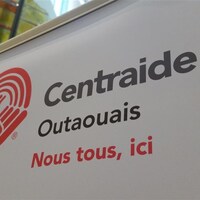 Une affiche de Centraide Outaouais et de son slogan « Nous tous, ici ».