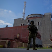 Un militaire russe monte la garde à l'extérieur du deuxième réacteur de la centrale nucléaire de Zaporijia.