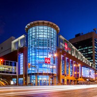 La façade du Centre Canada Life en soirée.