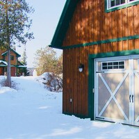 Un chalet enneigé.