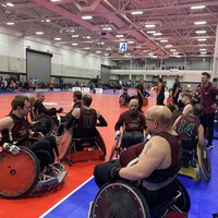 L'équipe du Nouveau-Brunswick se prépare pour son match de rugby en fauteuil roulant.