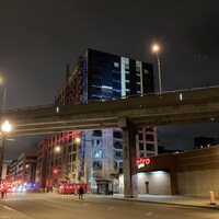 Un immeuble en construction vu de nuit.