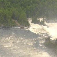 Un chemin complètement inondé par les déversements d'Hydro-Québec. 