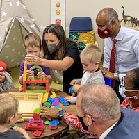 Chrystia Freeland, avec d'autres adultes, joue aux blocs avec des enfants dans une garderie.