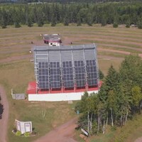 Vue aérienne d'un ciné-parc, avec panneaux solaires.