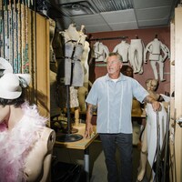 Un homme dans un entrepôt avec des accessoires de tournage. 