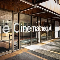 Les mots «The Cinematheque» écrits sur une devanture de cinéma vitrée.