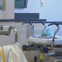 Une civière dans une chambre d'hôpital.