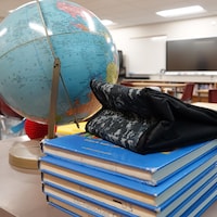 Un globe terrestre et des livres posés sur une table.