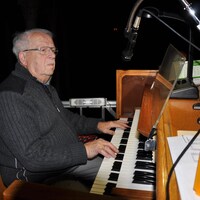 Claude Bélisle joue la messe de Noël sur l'orgue mécanique de l'église Notre-Dame-de-Lourdes de Mont-Joli.
