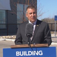 Cliff Cullen fait une annonce à un micro, le 10 mai 2022, à Winnipeg. 