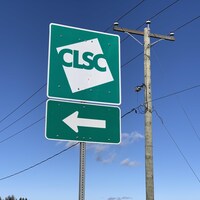La pancarte du CLSC plantée près d'une route indique la direction à prendre pour s'y rendre.