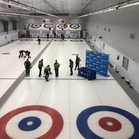 Des équipes de curling se sont partagé la glace dimanche après-midi au club de curling de Baie-Comeau lors de la finale.