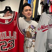 Le copropriétaire du Collab Shop, Nico Te, tient un maillot de Michael Jordan et un uniforme des Expos de Montréal. 