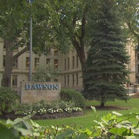 La façade du Collège Dawson.