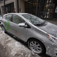 Une voiture Communauto stationnée.