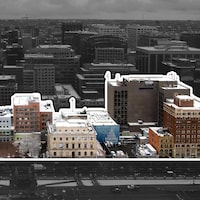 Le plan d'un projet architectural sur lequel on voit des immeubles en couleurs au milieu d'immeubles en noir et blanc.