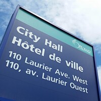 Une affiche indique l'adresse de l'hôtel de ville d'Ottawa, situé au 110, avenue Laurier Ouest.