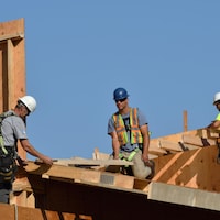 Des travailleurs de la construction sur un chantier.